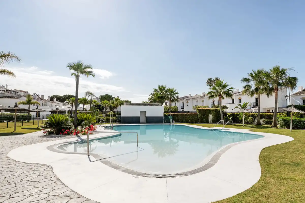 Piscina de Dúplex en venda en Estepona amb Aire condicionat, Terrassa i Piscina comunitària
