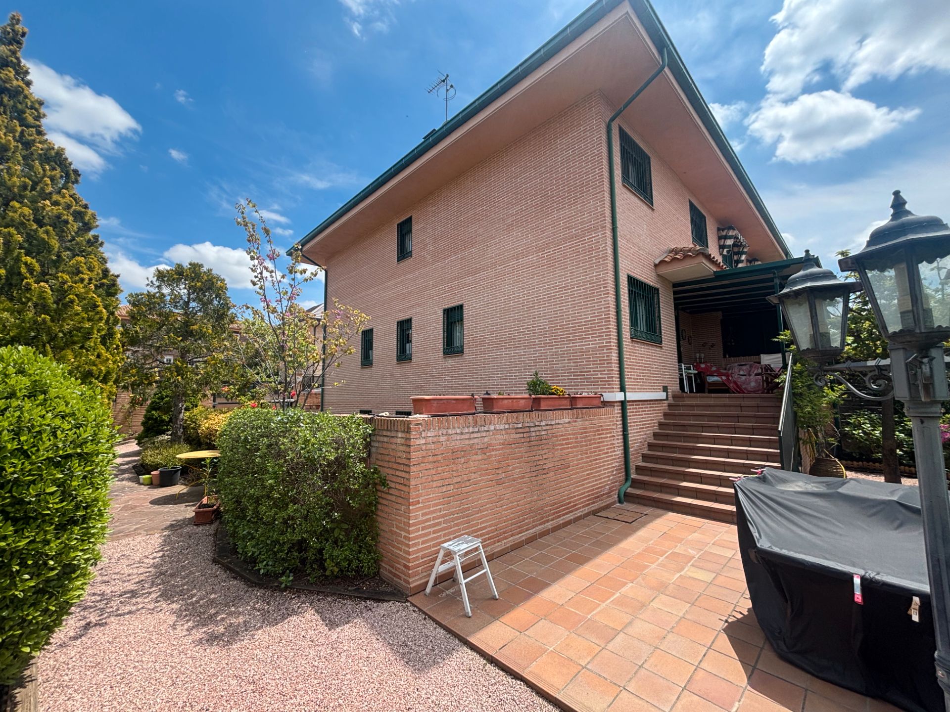 Exterior view of House or chalet for sale in Villaviciosa de Odón  with Air Conditioner, Heating and Private garden