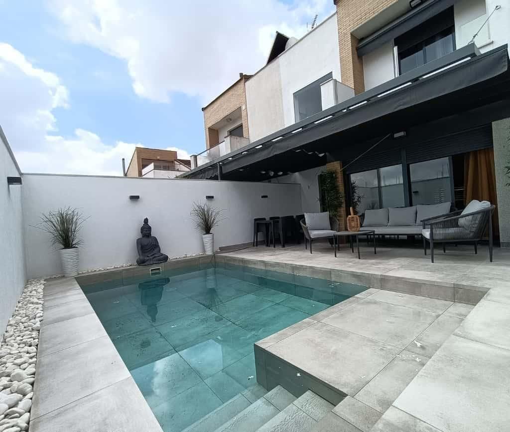 Piscina de Casa adosada en venda en Espartinas amb Aire condicionat, Terrassa i Piscina
