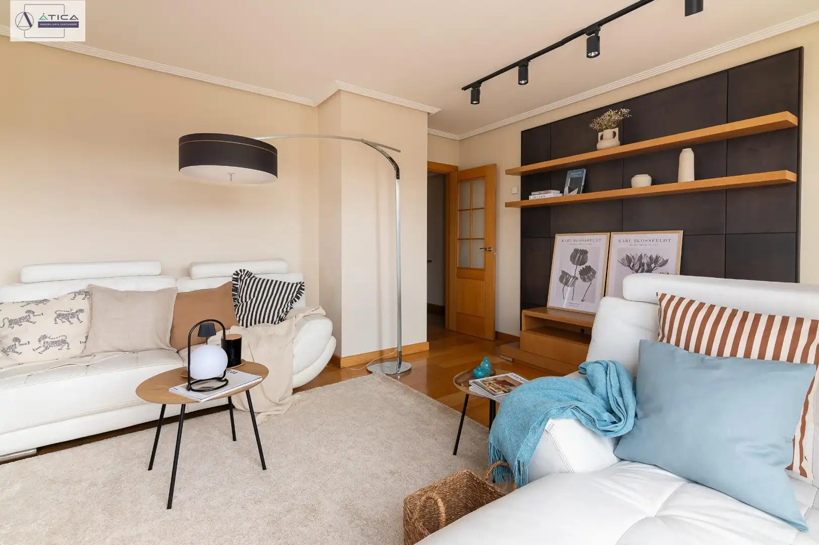 Wohnzimmer von Dachboden zum Verkauf in Santander mit Heizung, Privatgarten und Parkett