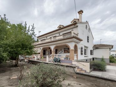 Chalet con balcón en venta en Barrio de la Vega