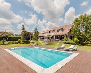 Swimming pool of House or chalet to rent in Ciudalcampo  with Air Conditioner, Heating and Private garden