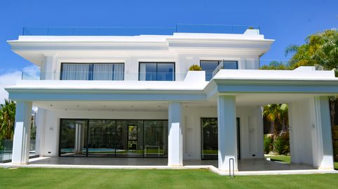 Villas de Lujo en Lomas de Marbella Club – Exclusividad y Arquitectura Vanguardista en la Milla de Oro