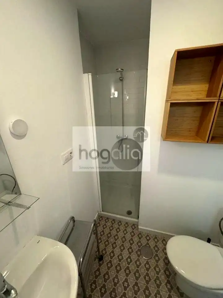 Badezimmer von Dachboden zur Miete in Sevilla mit Klimaanlage und Terrasse