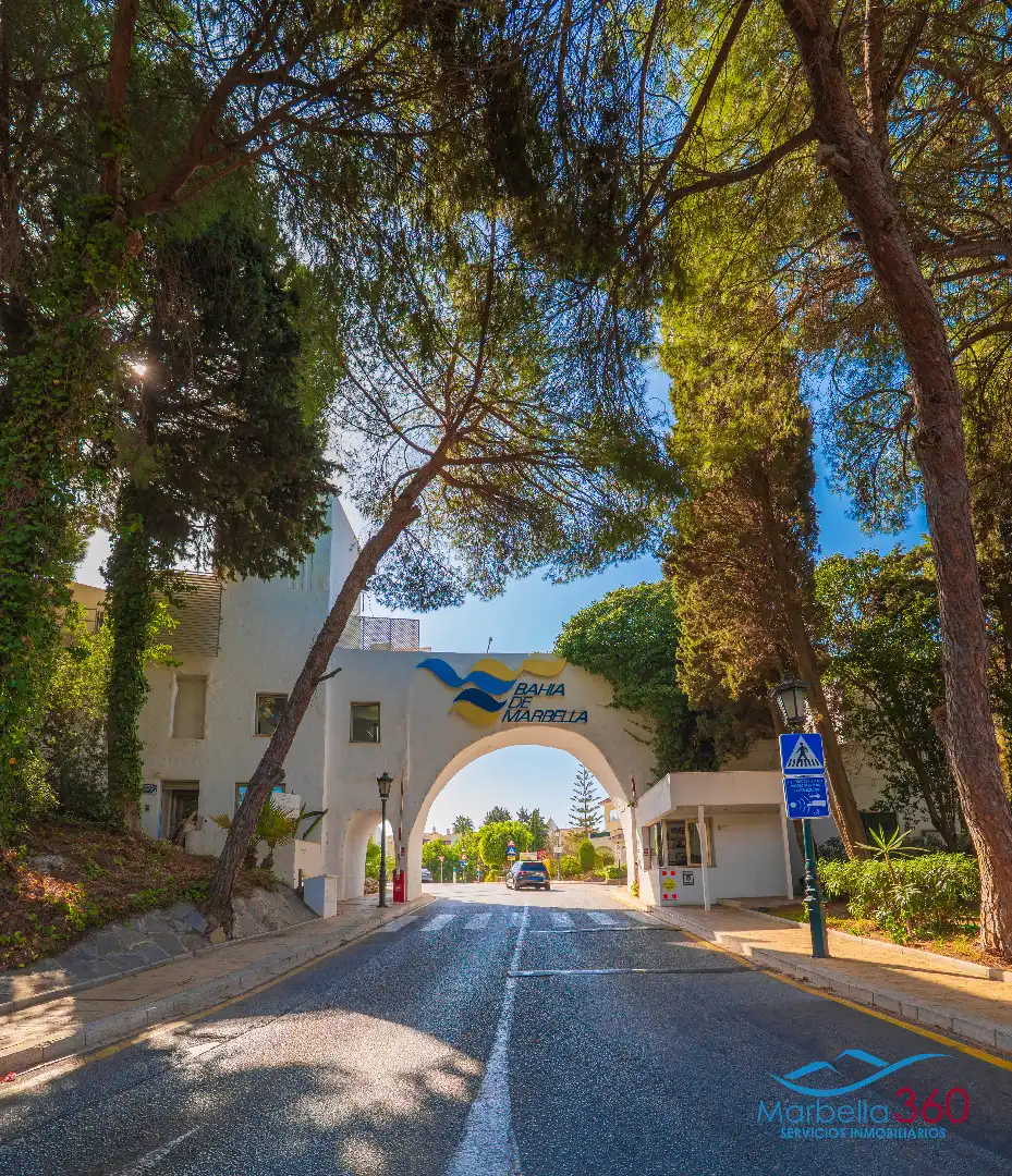 Vista exterior de Casa adosada en venda en Marbella amb Aire condicionat, Jardí privat i Terrassa