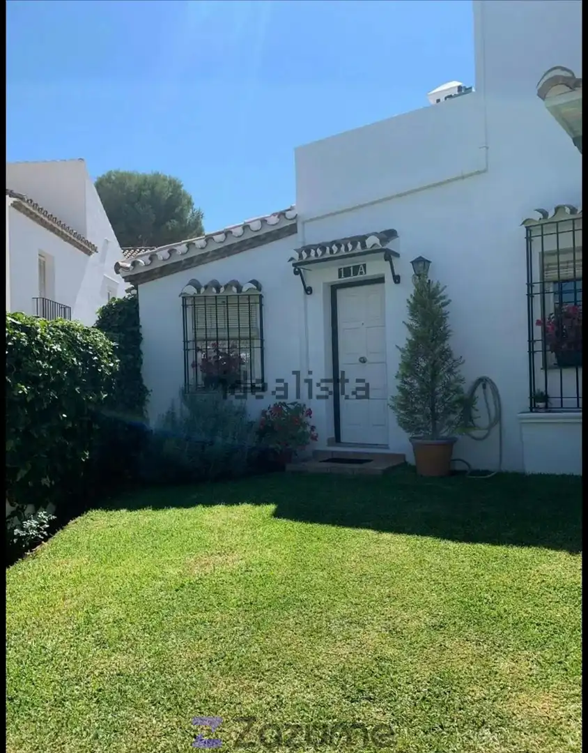Vista exterior de Piso de alquiler en Estepona con Aire acondicionado, Jardín privado y Piscina