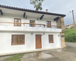 Vista exterior de Casa adosada en venda en Penagos amb Calefacció, Parquet i Balcó