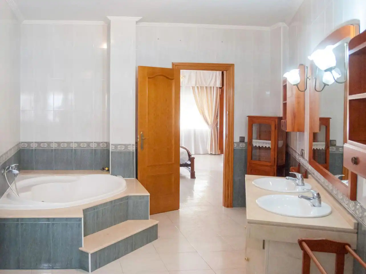 Bathroom of Commercial properties for sale in Segura de la Sierra  with Air Conditioner, Heating and Terrace