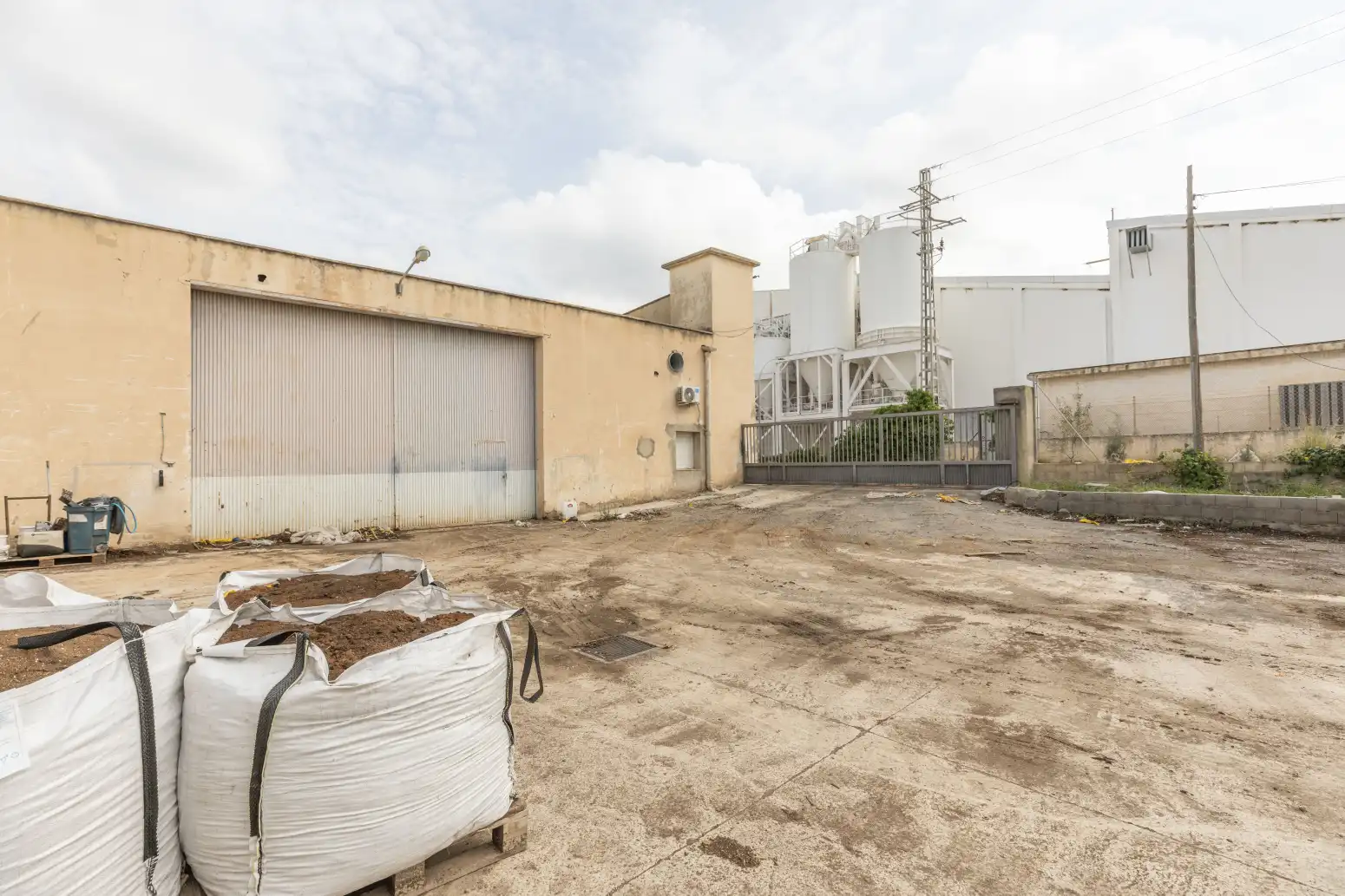 Vista exterior de Nau industrial en venda en San Antonio de Benagéber, Valencia