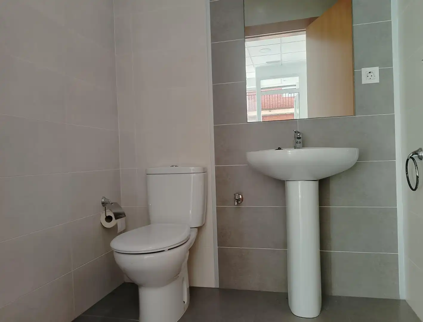 Baño de Local de alquiler en Armilla con Aire acondicionado
