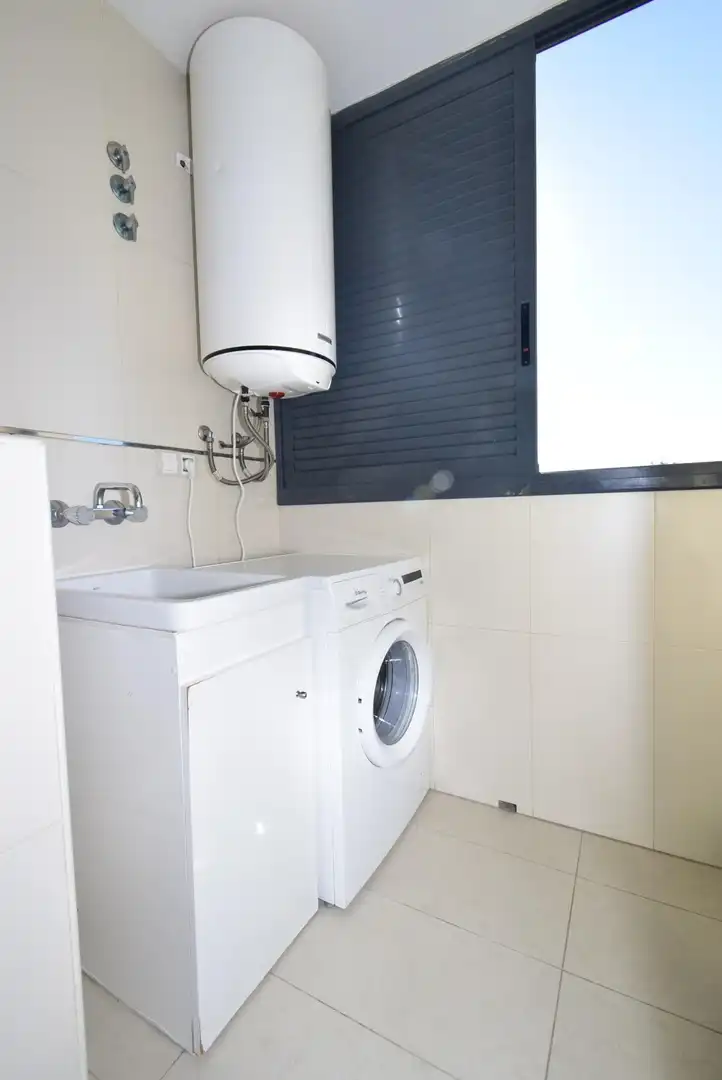 Baño de Apartamento en venta en Benidorm con Aire acondicionado, Calefacción y Jardín privado