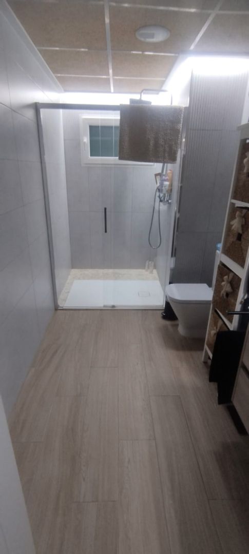 Badezimmer von Wohnung miete in Petrer