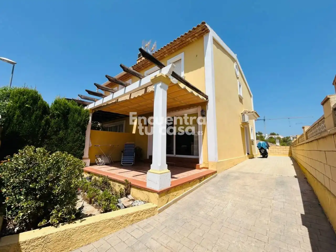 Vista exterior de Casa adosada en venda en La Nucia amb Aire condicionat, Calefacció i Jardí privat