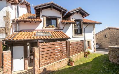 Vista exterior de Casa o xalet en venda en San Vicente de la Barquera amb Jardí privat