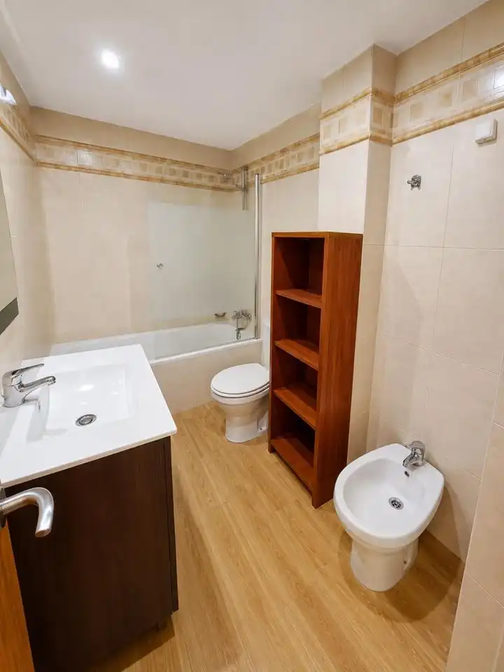Badezimmer von Wohnung zum Verkauf in Zaragoza mit Klimaanlage, Heizung und Parkett