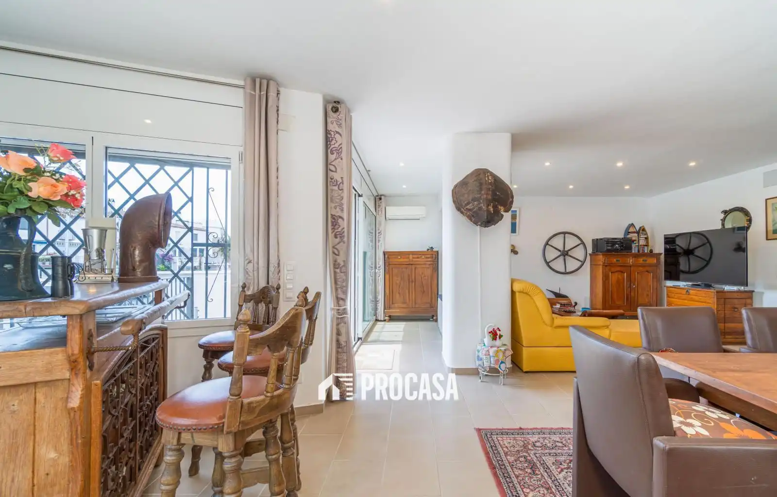 Sala d'estar de Casa o xalet en venda en Empuriabrava amb Aire condicionat, Piscina i Moblat