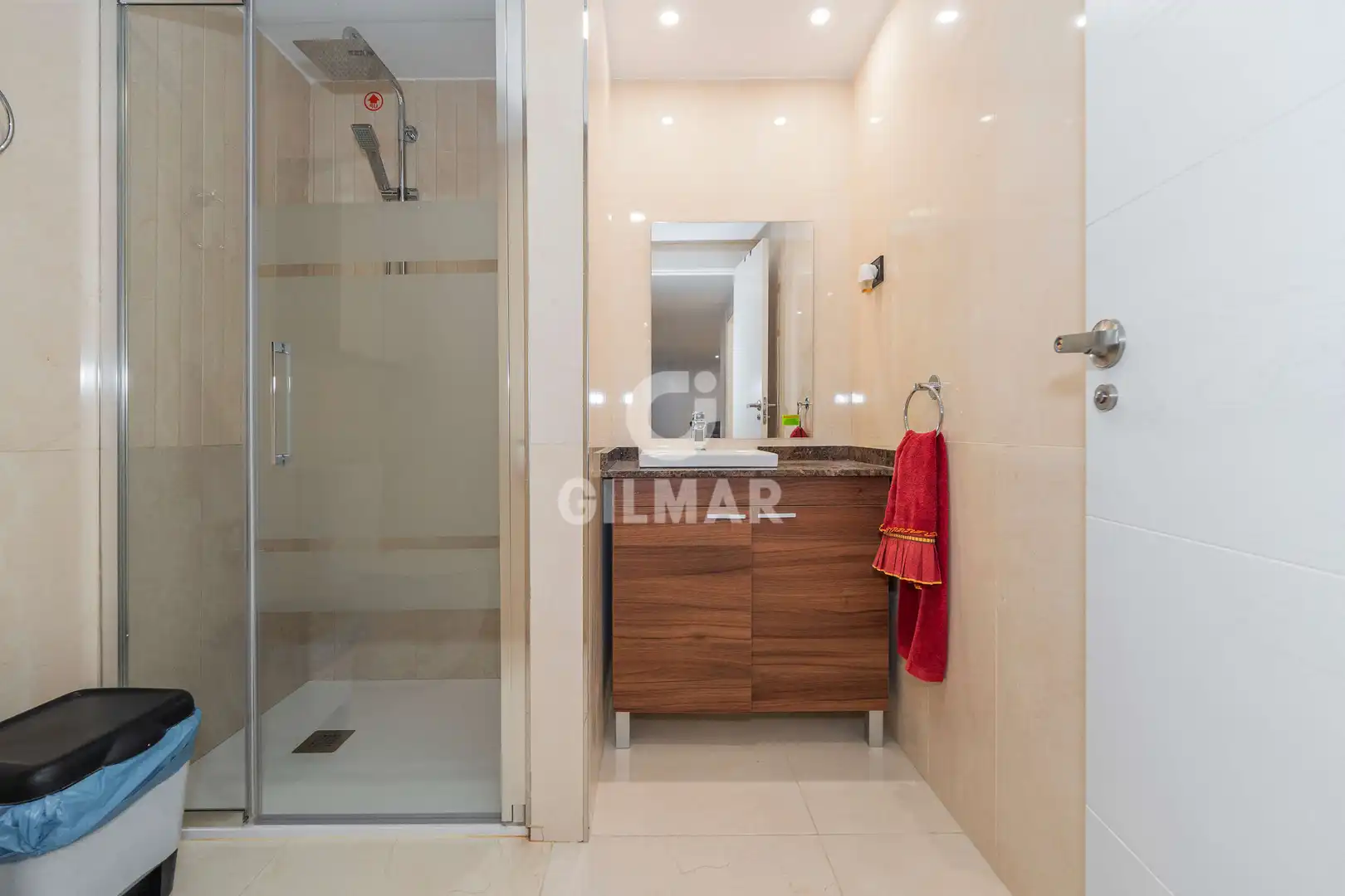 Badezimmer von Einfamilien-Reihenhaus zum Verkauf in Pozuelo de Alarcón mit Heizung und Privatgarten