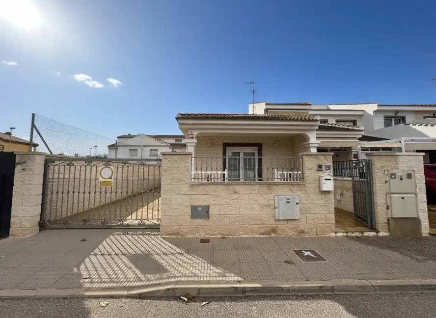 Vista exterior de Casa adosada en venda en San Javier amb Aire condicionat, Calefacció i Jardí privat