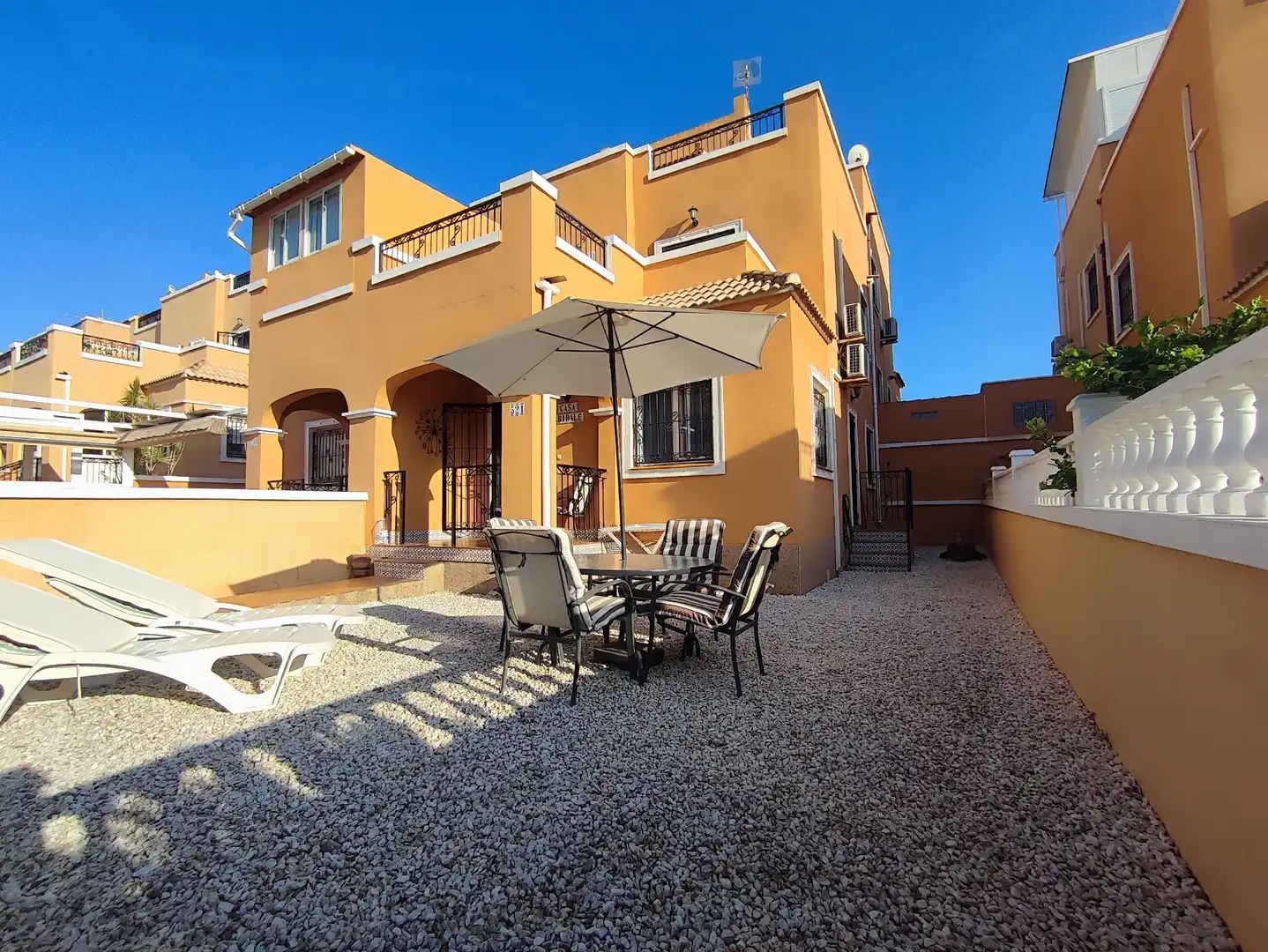 Terrasse von Einfamilien-Reihenhaus zum Verkauf in Orihuela mit Klimaanlage, Terrasse und Möbliert