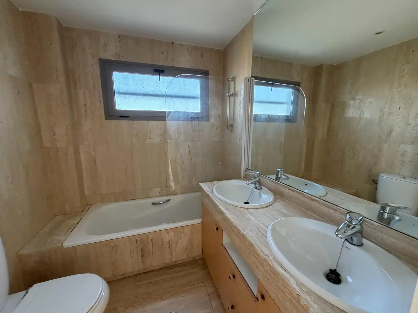Badezimmer von Wohnung zur Miete in Sevilla mit Klimaanlage, Heizung und Parkett