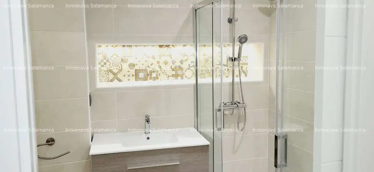 Badezimmer von Wohnung zur Miete in Salamanca mit Heizung und Möbliert
