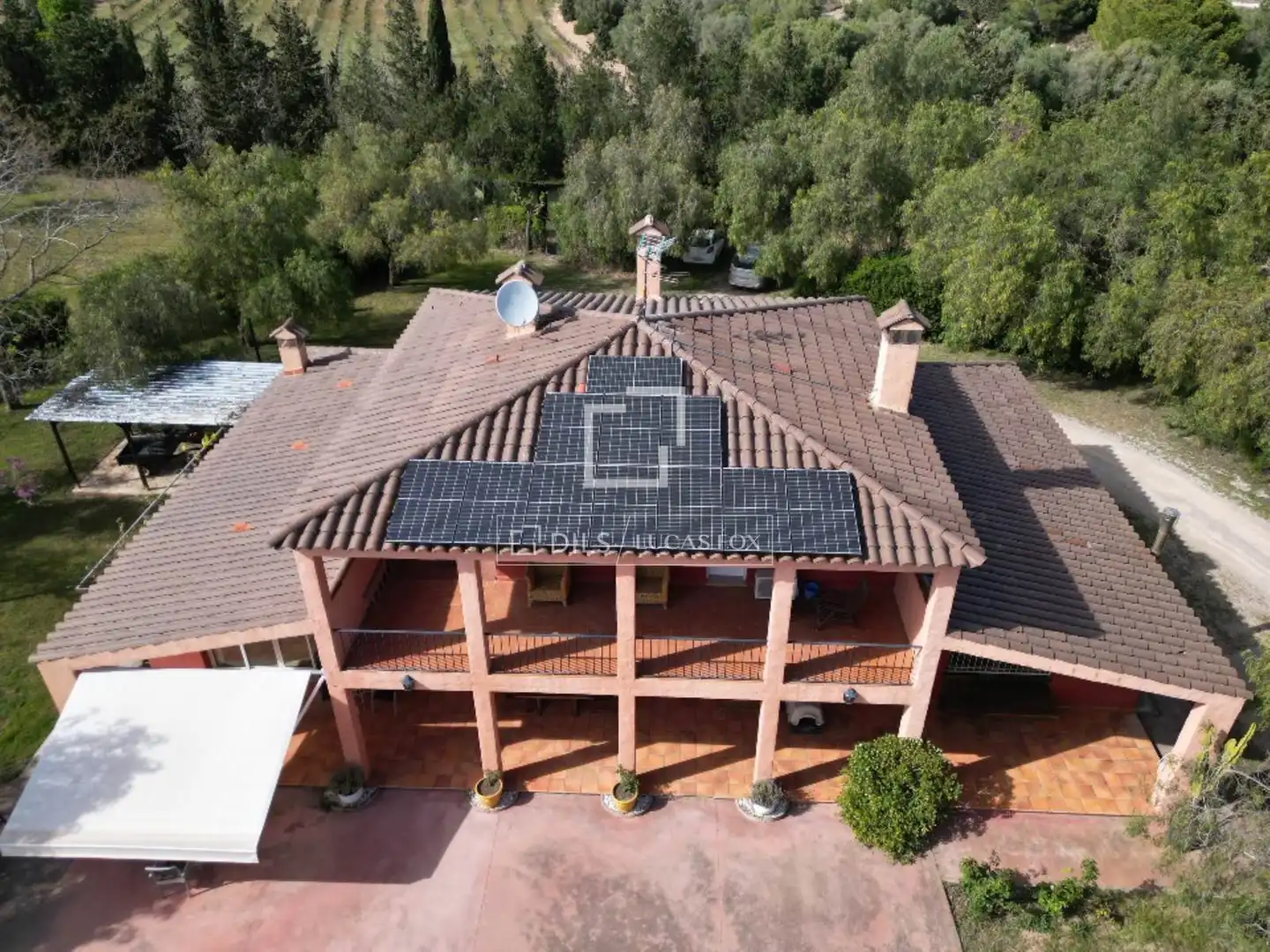Vista exterior de Finca rústica en venda en Vilanova i la Geltrú amb Aire condicionat, Calefacció i Jardí privat