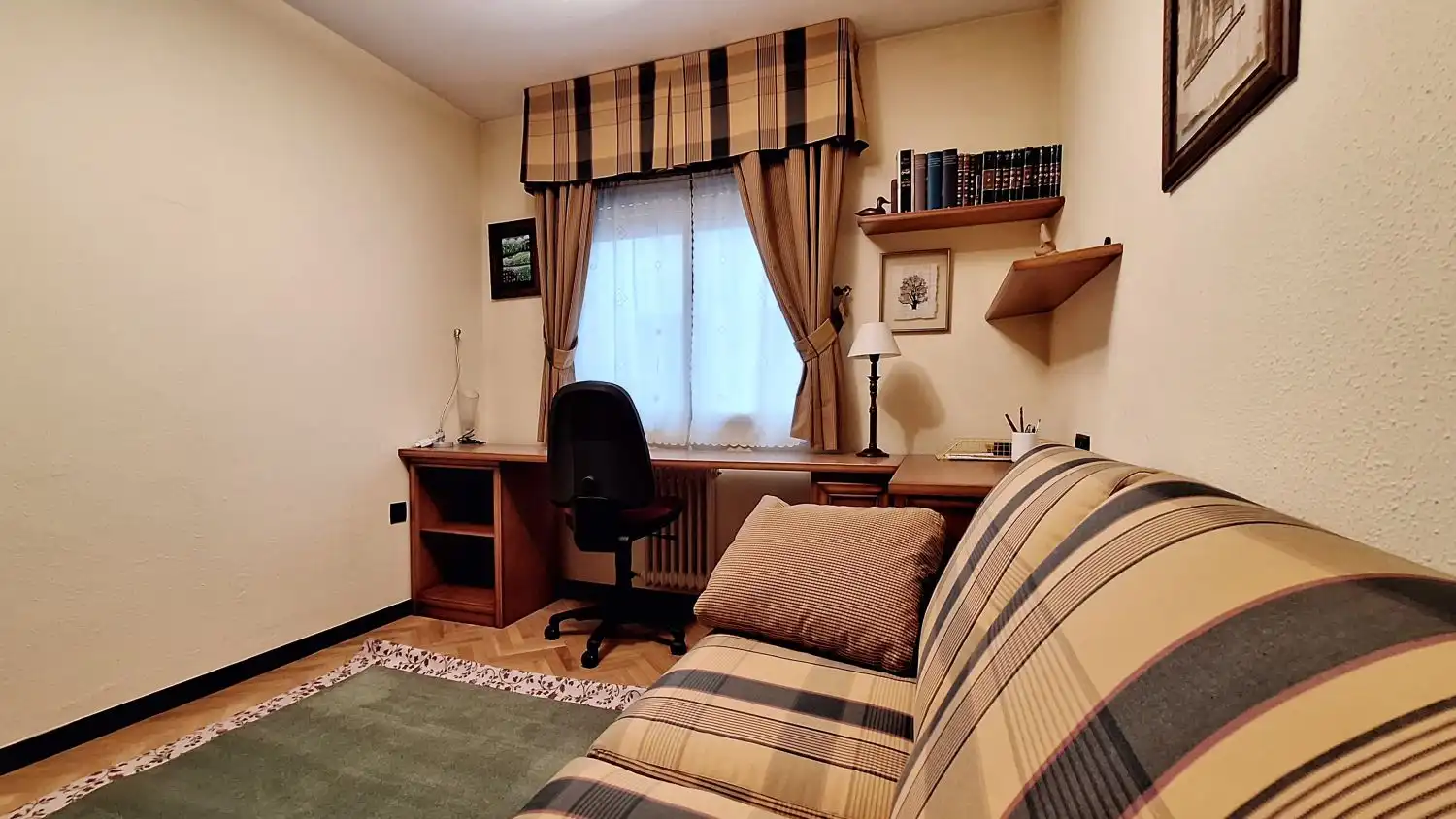Sala de estar de Piso de alquiler en Oviedo  con Calefacción, Parquet y Amueblado