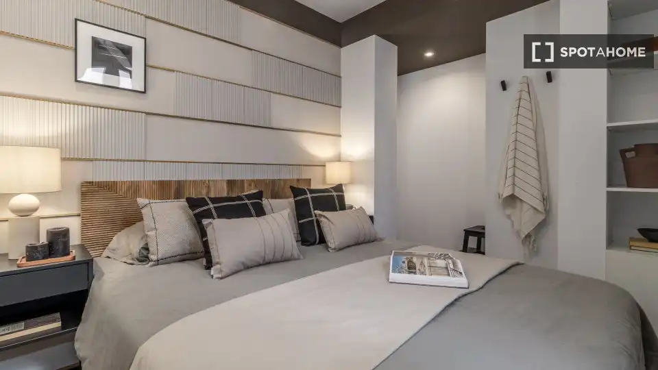Bedroom of Flat for rent in Madrid  with Air Conditioner, Heating and Furnished