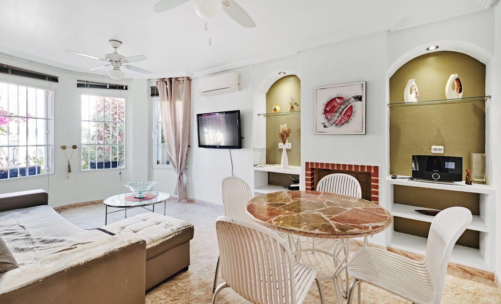 Sala d'estar de Casa o xalet de lloguer en Orihuela amb Aire condicionat, Calefacció i Jardí privat