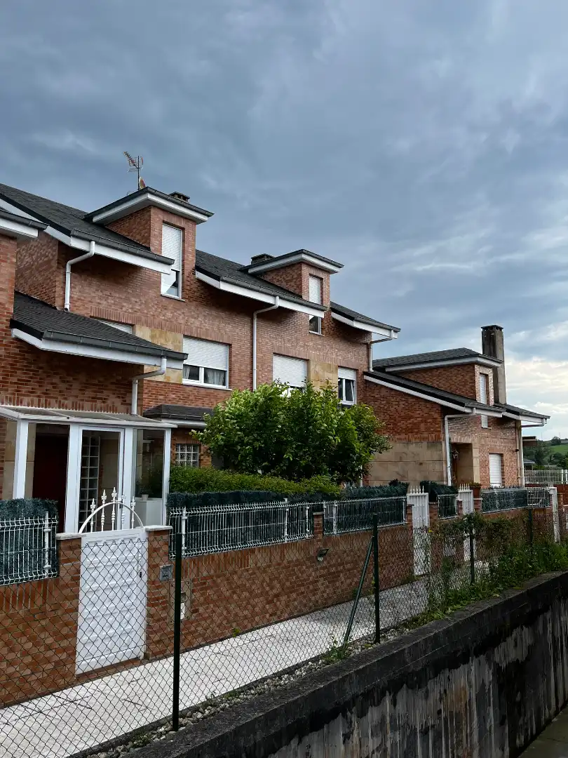 Vista exterior de Casa adosada en venta en Torrelavega  con Calefacción, Terraza y Trastero