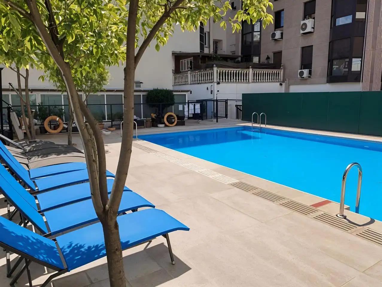 Schwimmbecken von Wohnung zum Verkauf in Madrid mit Klimaanlage und Terrasse