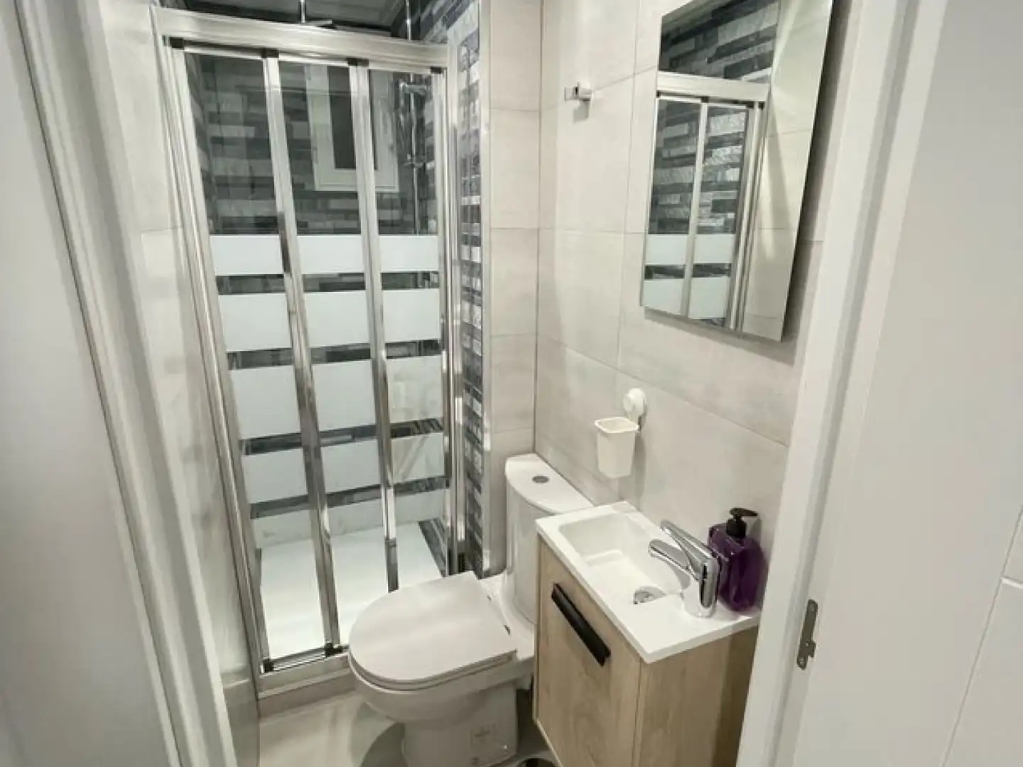 Bany de Apartament de lloguer en Madrid amb Aire condicionat, Calefacció i Moblat