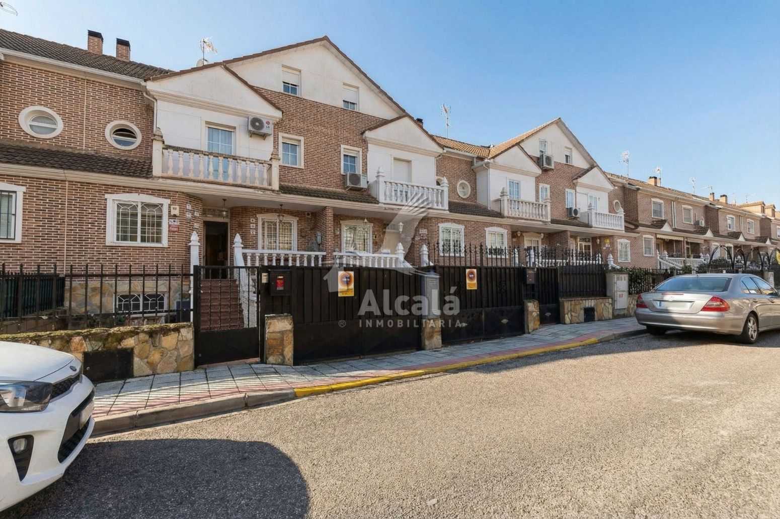 Vista exterior de Casa adosada en venda en Azuqueca de Henares amb Calefacció