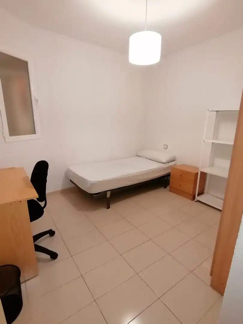 Schlafzimmer von Wohnung zur Miete in Granada mit Möbliert und Waschmaschine