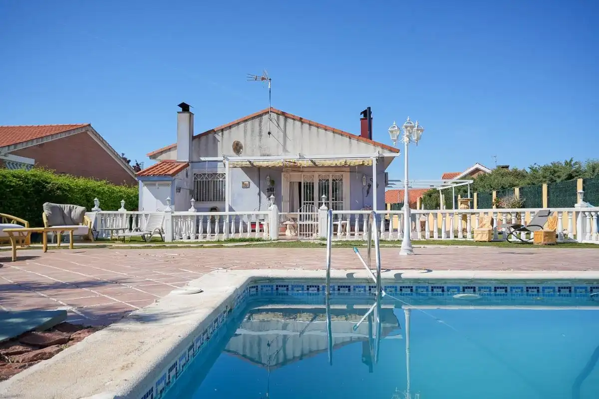 Schwimmbecken von Einfamilien-Reihenhaus zum Verkauf in Pioz mit Klimaanlage, Heizung und Privatgarten