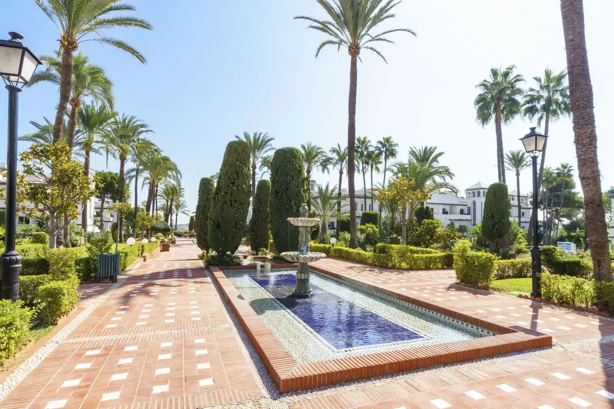 Jardín de Planta baja de alquiler en Estepona con Aire acondicionado, Terraza y Piscina comunitaria