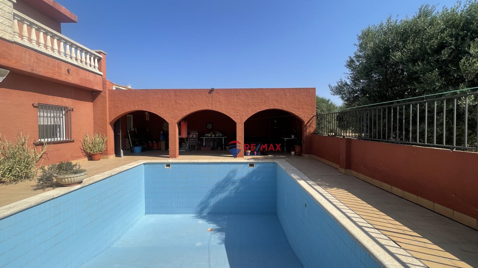 Schwimmbecken von Dachboden zum verkauf in Llers mit Heizung, Privatgarten und Terrasse