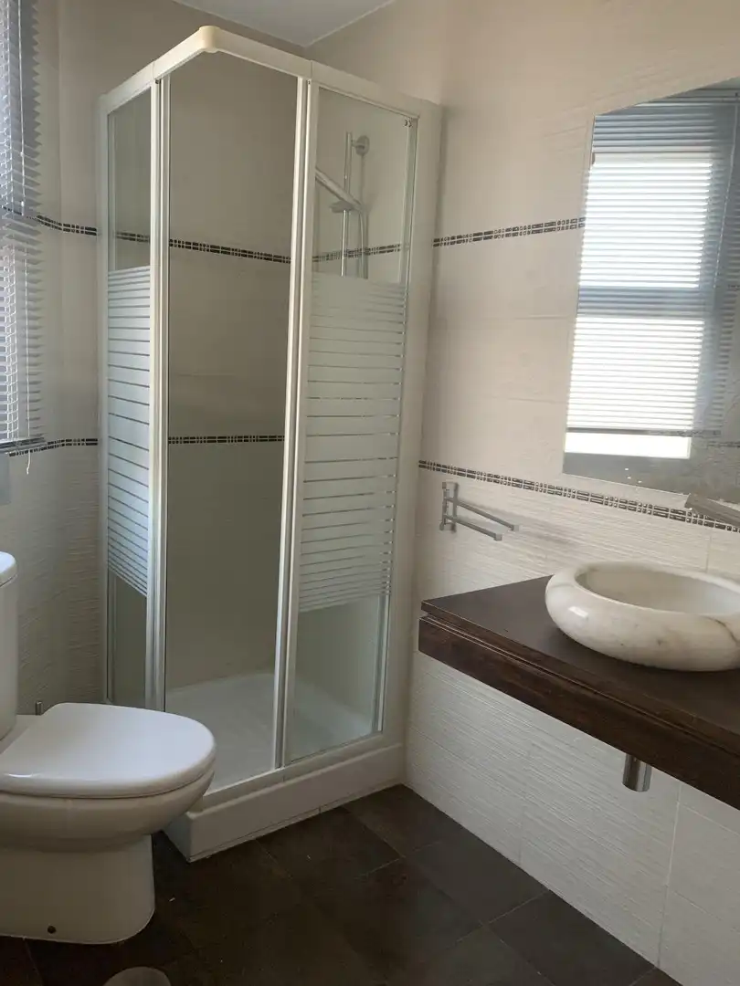 Bathroom of Flat for rent in Granada  with Air Conditioner, Heating and Terrace