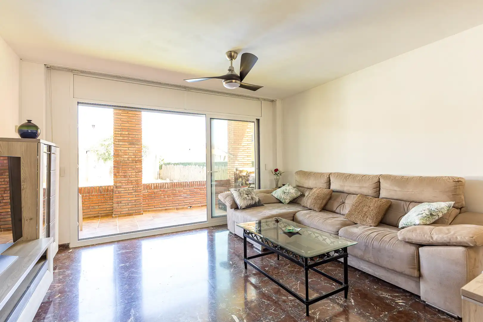 Sala d'estar de Casa o xalet en venda en Viladecans amb Calefacció, Jardí privat i Terrassa