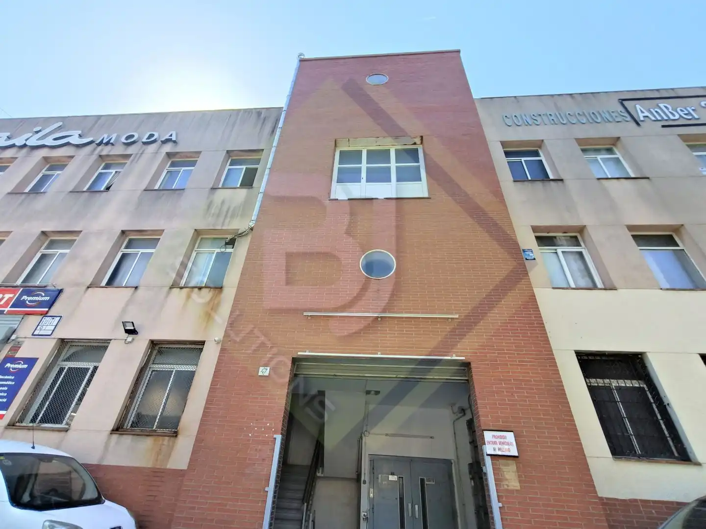 Außenansicht von Fabrikhallen zur Miete in Mataró mit Heizung und Alarm