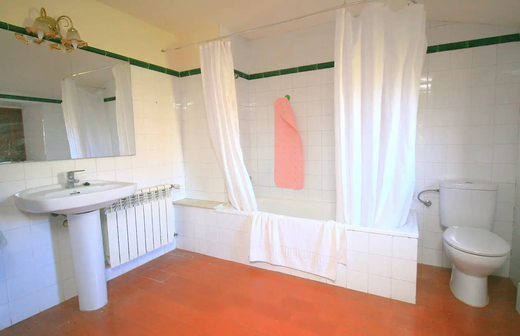 Badezimmer von Country house zur Miete in Bordils, Girona