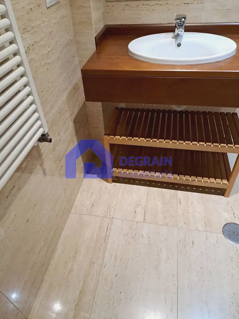 Bathroom of Flat for rent in Oviedo 