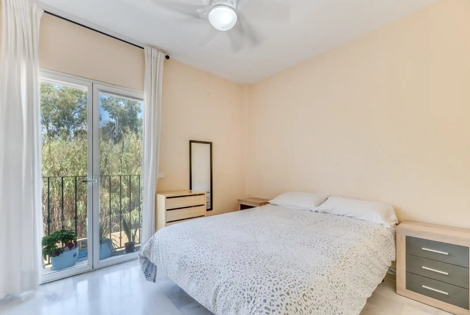 Habitación de Apartamento en venta en Estepona con Aire acondicionado, Calefacción y Terraza