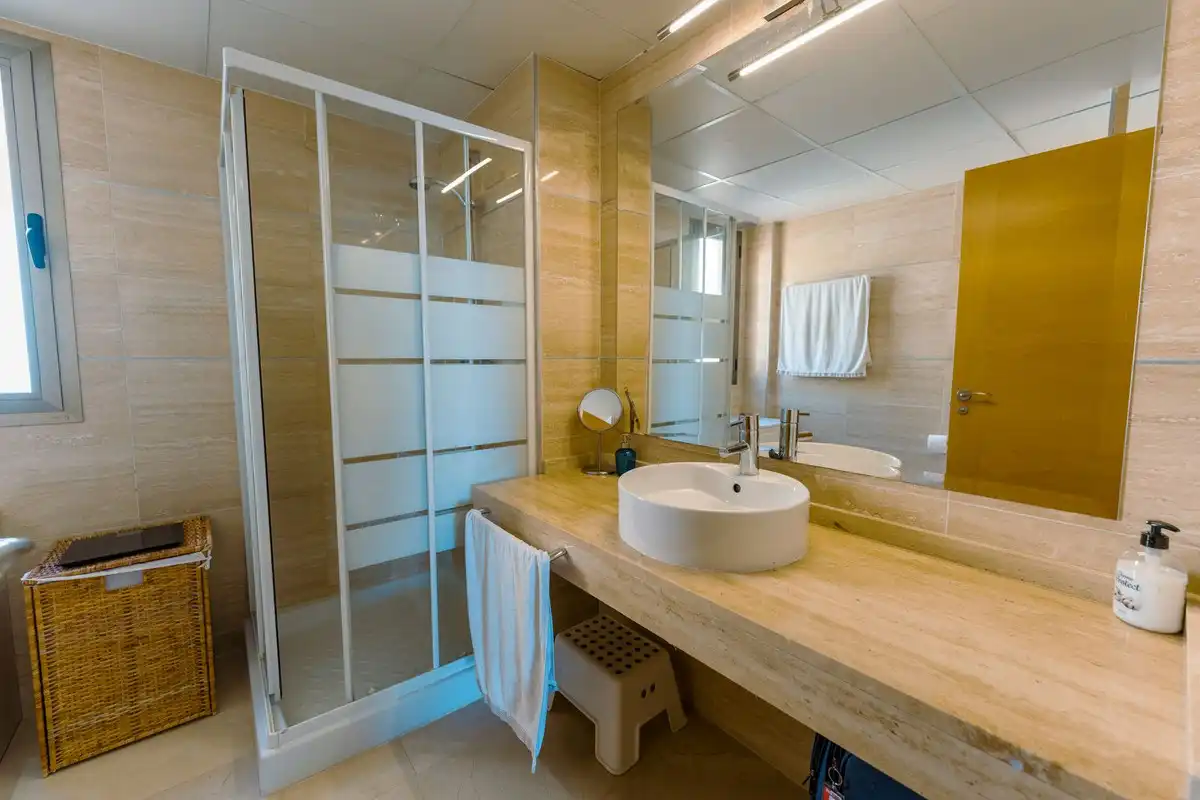 Badezimmer von Wohnungen zum Verkauf in Benahavís mit Gemeinschaftspool