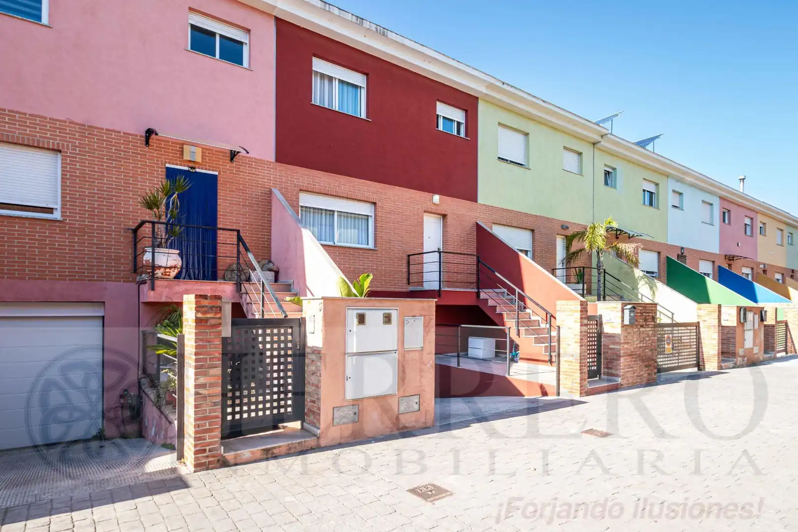 Vista exterior de Casa adosada en venda en Almoines amb Aire condicionat, Calefacció i Jardí privat
