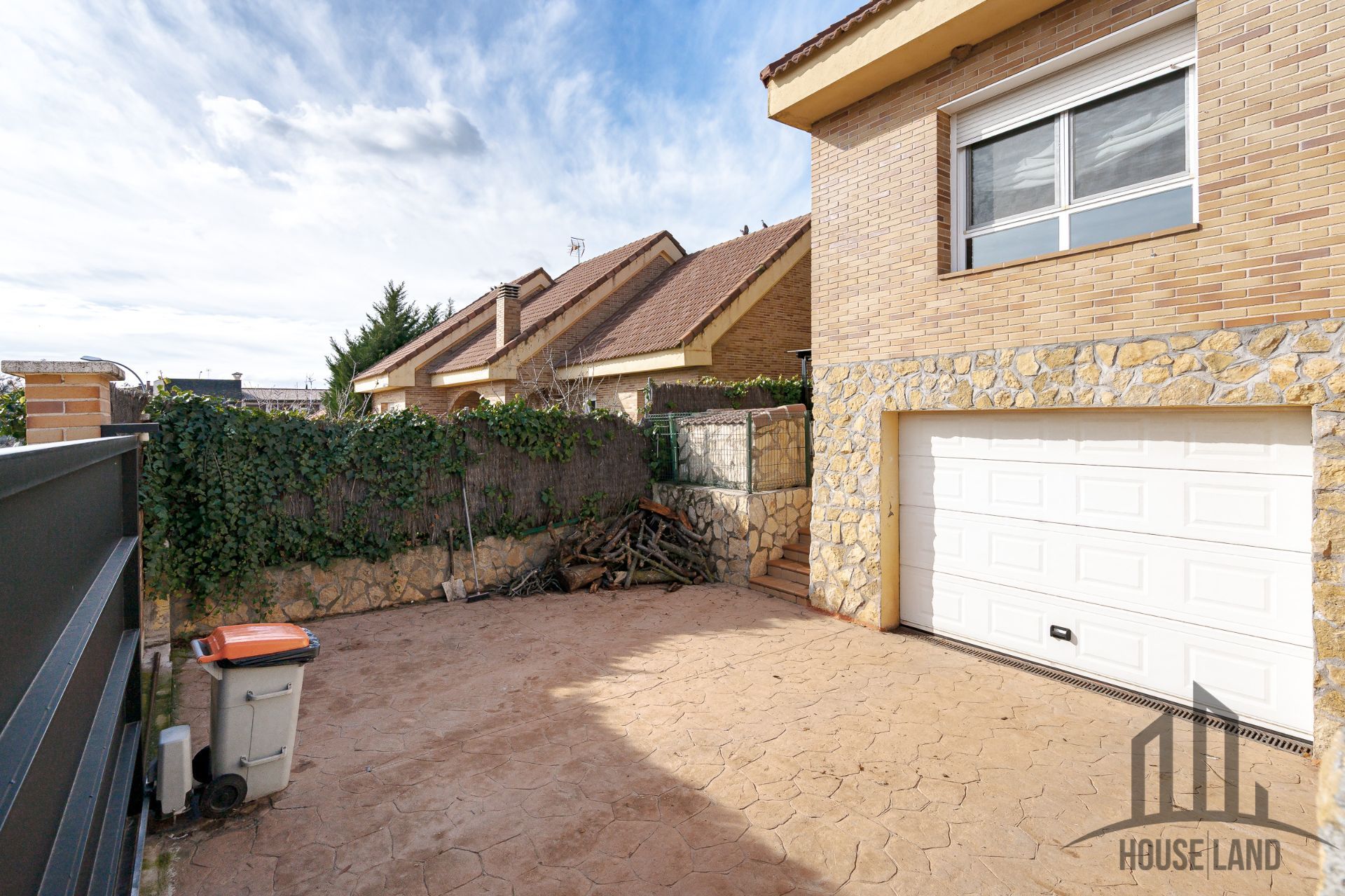 Vista exterior de Casa o xalet en venda en El Casar amb Aire condicionat, Calefacció i Jardí privat