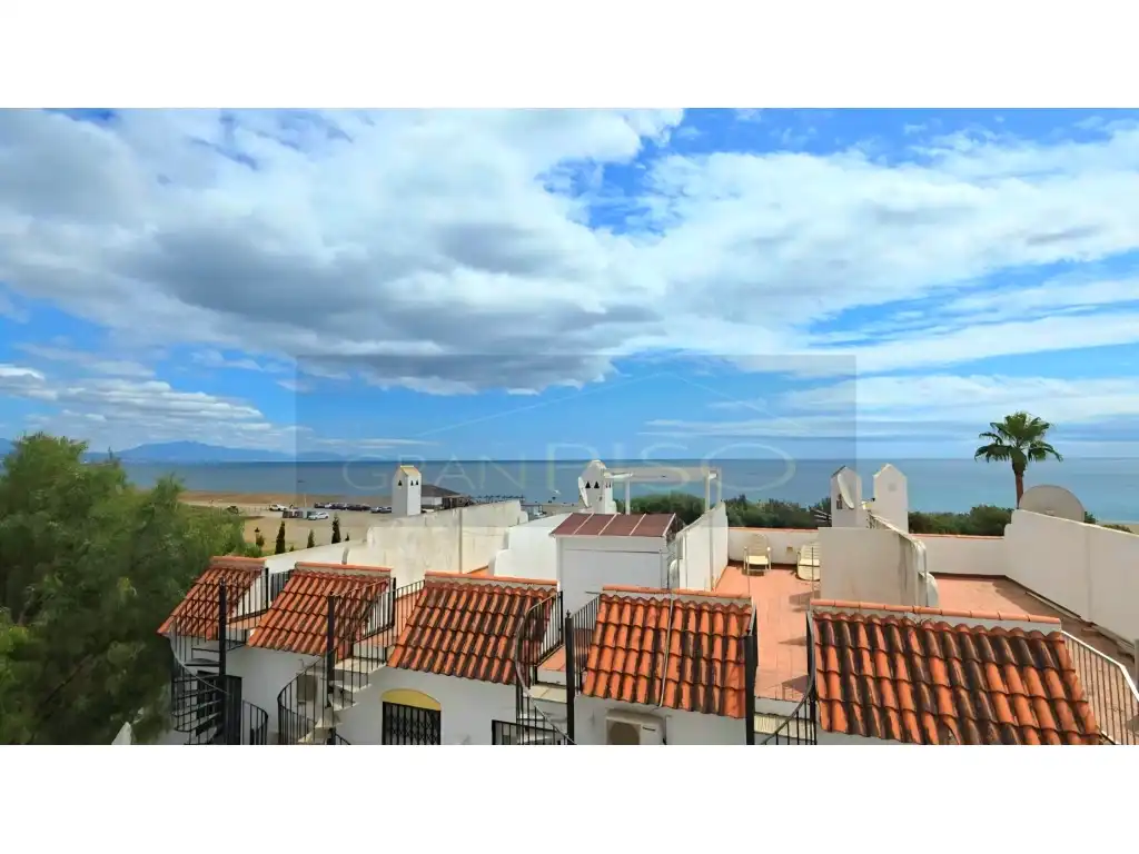Vista exterior de Casa adosada en venda en Manilva amb Terrassa, Balcó i Piscina comunitària