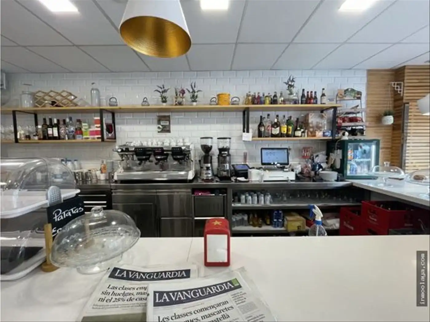 Business premises for transfer in Sants - Montjuïc, imagen 2