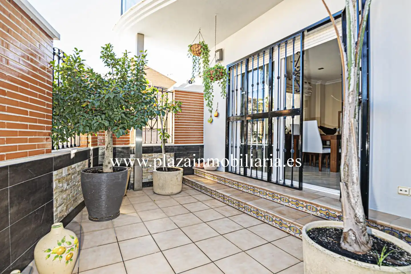 Vista exterior de Casa o xalet en venda en Lucena amb Aire condicionat, Terrassa i Traster