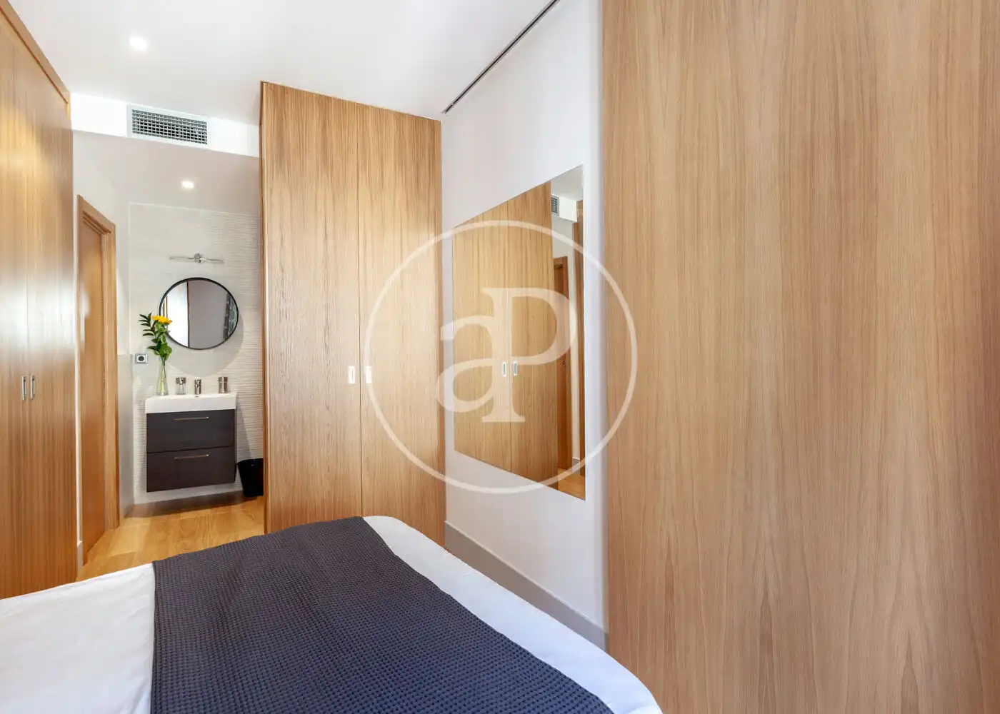 Flat for rent in Calle de Sta. María, Cortes - Huertas